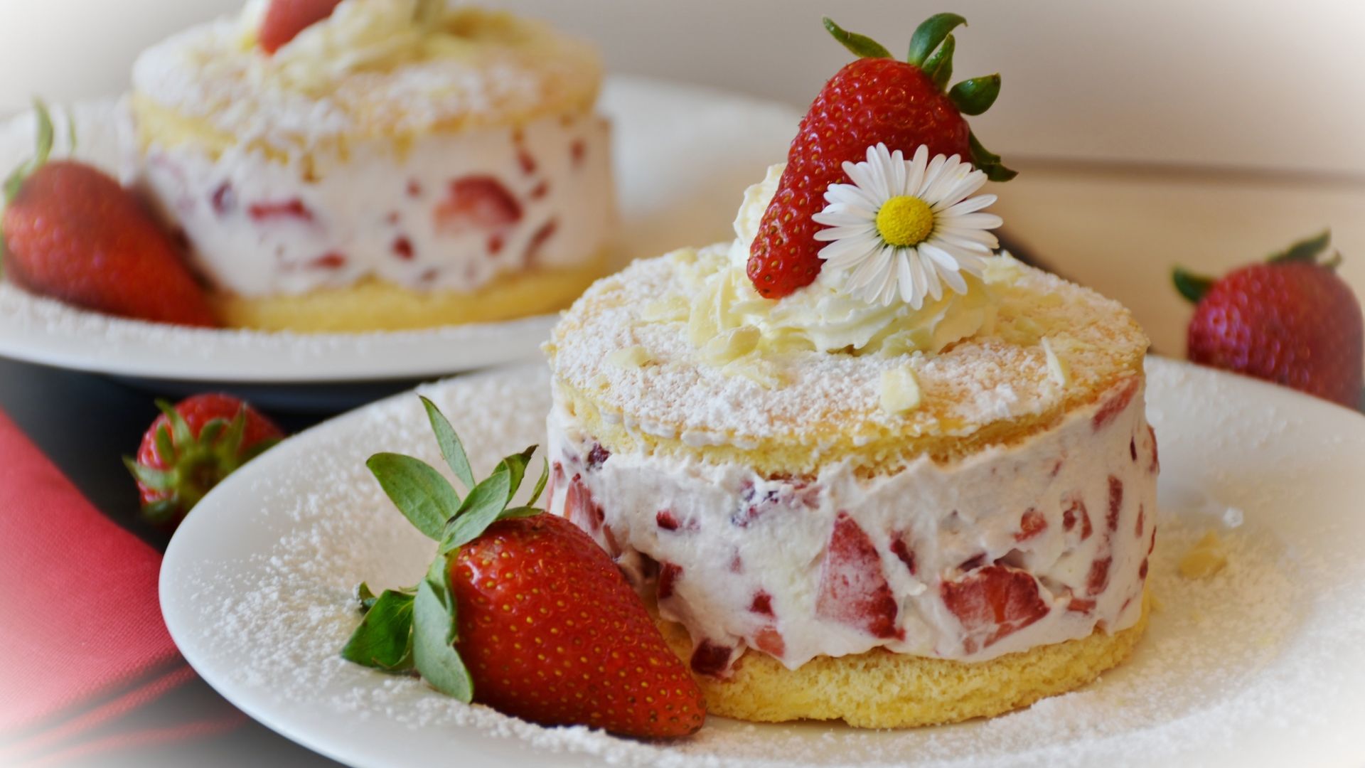 多种样式的美味草莓蛋糕高清壁纸