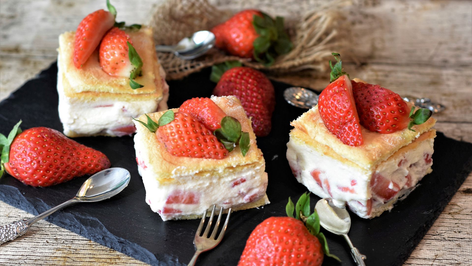 多种样式的美味草莓蛋糕高清壁纸