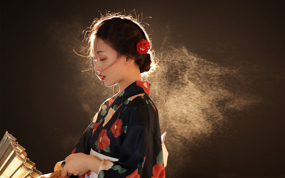 日系风格和服美女光与影交替唯美高清壁纸