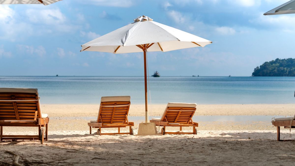 蓝天白云海边沙滩休闲躺椅绝美风光美图