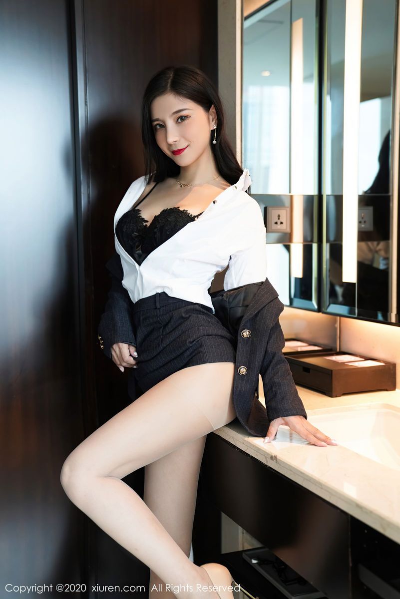 性感模特小蛮妖x白衬衫黑短裙职场OL制服系列写真