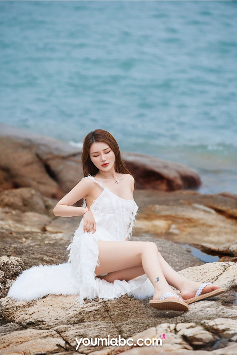 美女模特陈宇曦紧身泳衣细长双腿日光浴性感美图