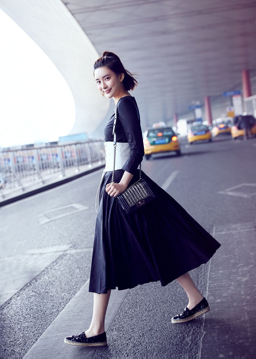 时尚小可爱孟子义黑白系长裙干练短发机场拍摄