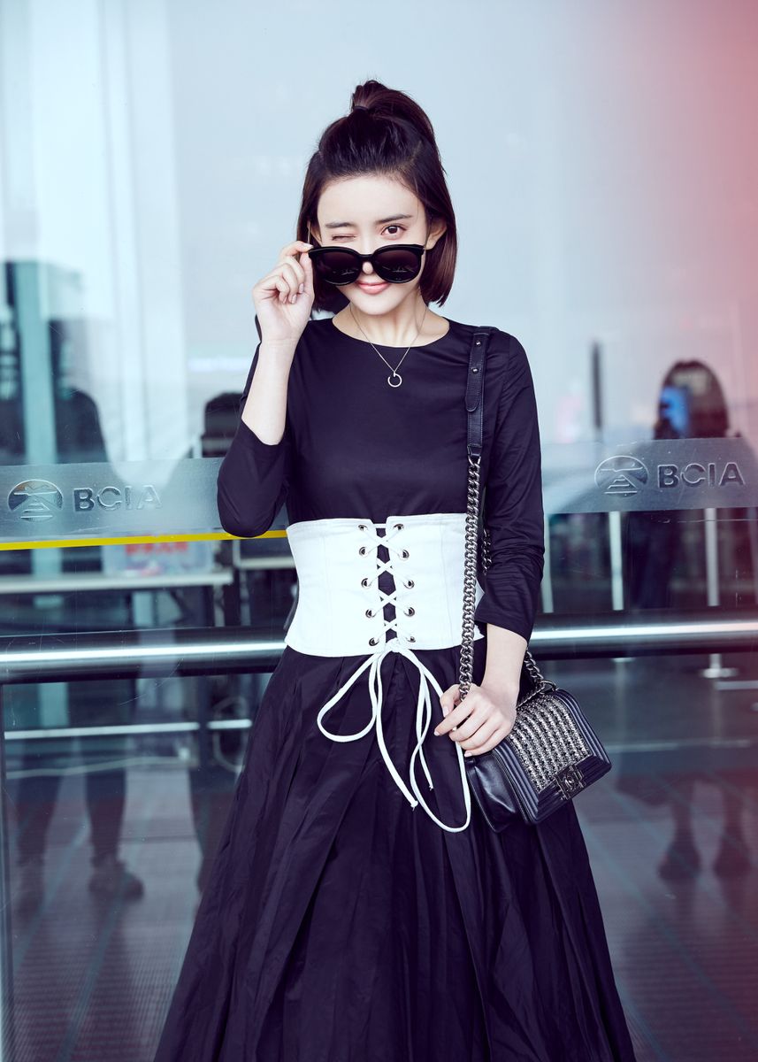时尚小可爱孟子义黑白系长裙干练短发机场拍摄