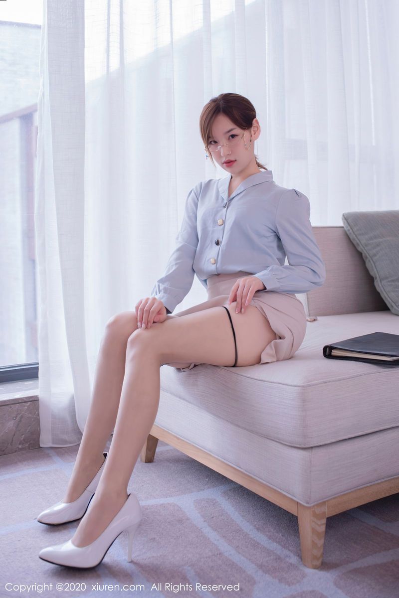 美女模特范小宣fancy办公室丝袜诱惑OL制服成都旅拍