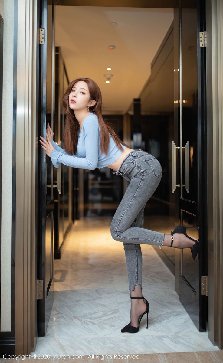 美女模特陈小喵修身牛仔裤与魅惑黑丝主题性感写真