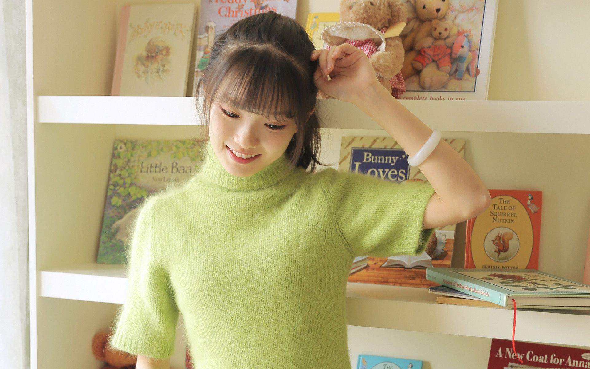 甜美少女身穿绿色短袖毛衣元气满满高清壁纸