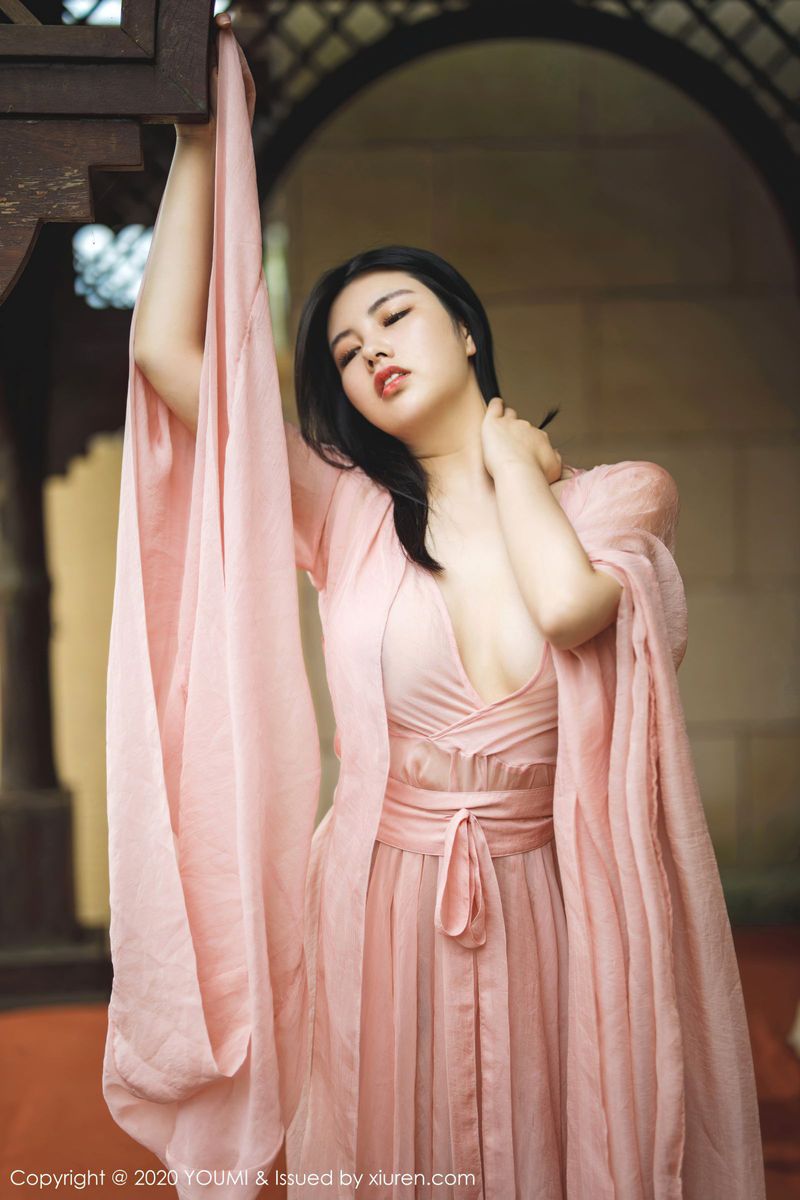 美女模特娜露Selena粉色长裙丰满身材西双版纳旅拍