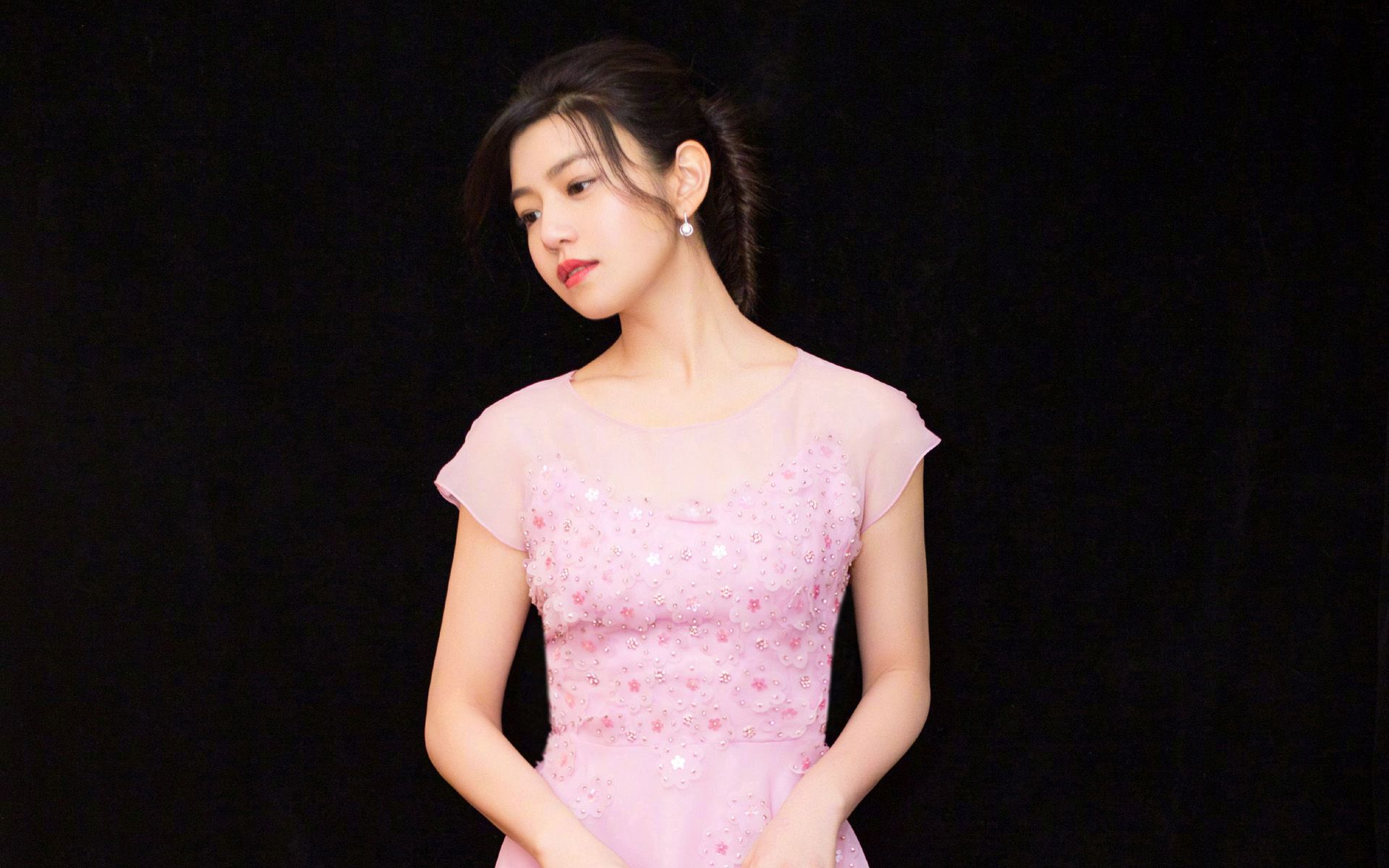 台湾女演员陈妍希甜美粉色长裙优雅写真