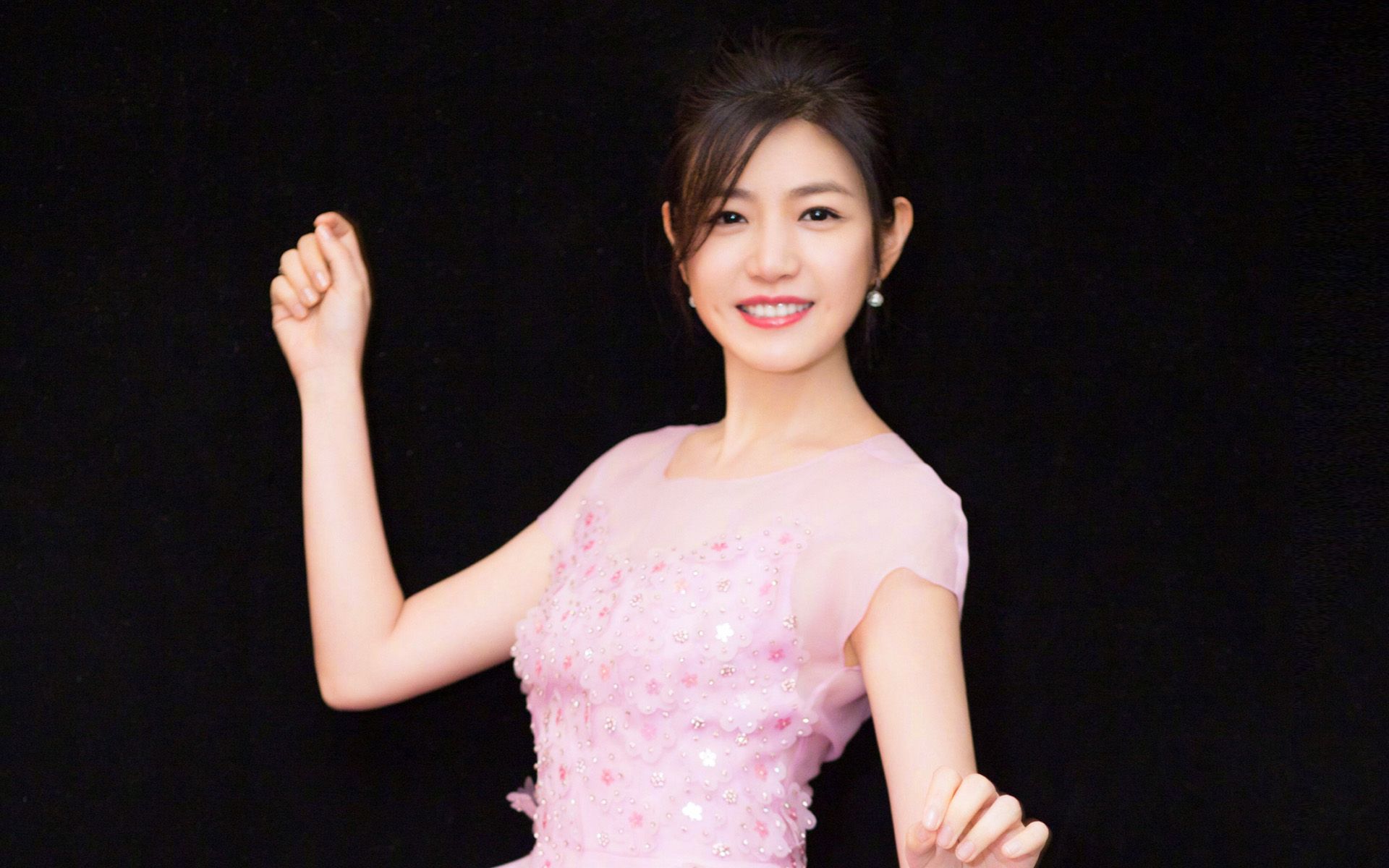 台湾女演员陈妍希甜美粉色长裙优雅写真