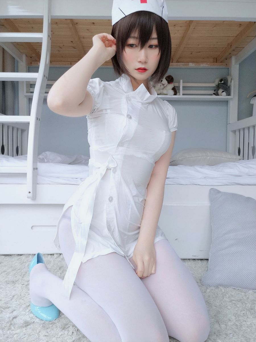 网络美女白银81丝袜美腿护士装扮制服诱惑私房迷人写真