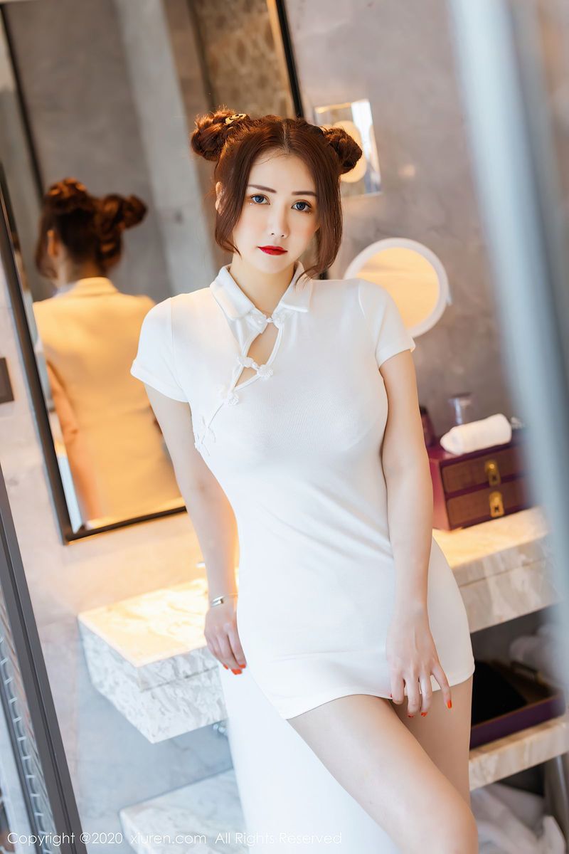 模特Evon陈赞之白色旗袍与丝袜美腿性感曼妙写真
