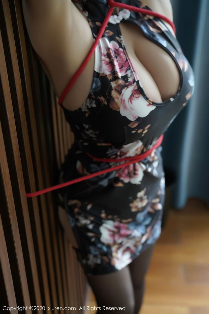 性感女神软软酱Roro黑丝旗袍与束缚系列丰满身材写真