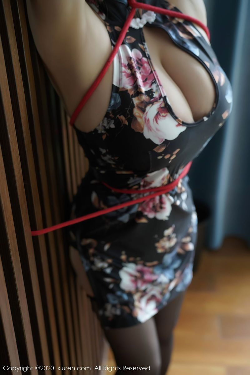 性感女神软软酱Roro黑丝旗袍与束缚系列丰满身材写真