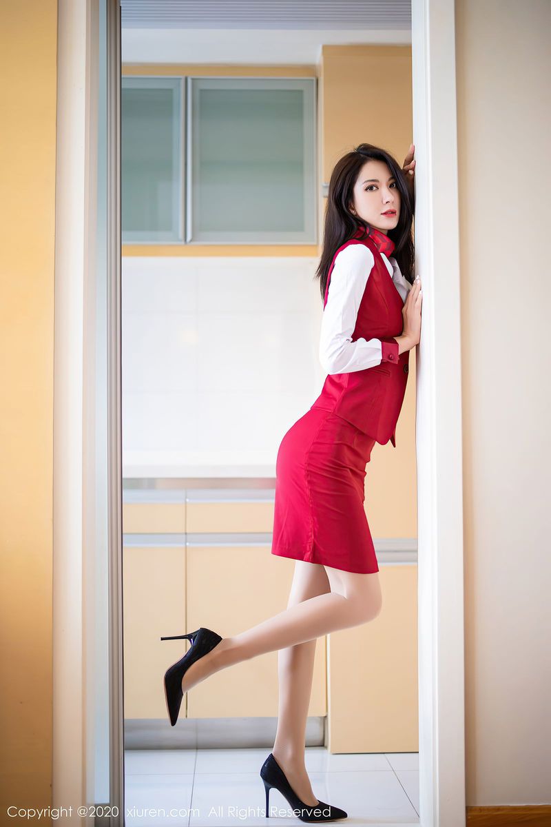 气质美女陈良玲Carry丝袜美腿红白空姐制服性感写真