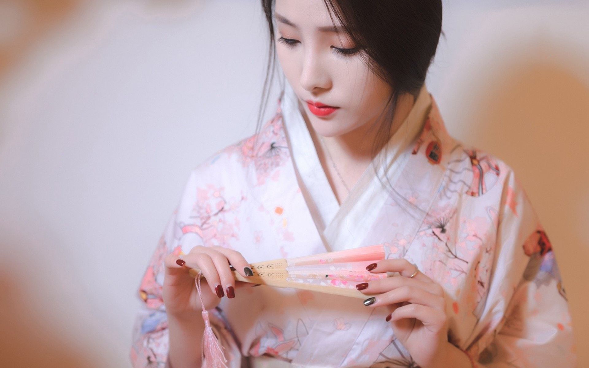 清纯美女身穿和服手拿折纸扇日系风格性感迷人高清壁纸