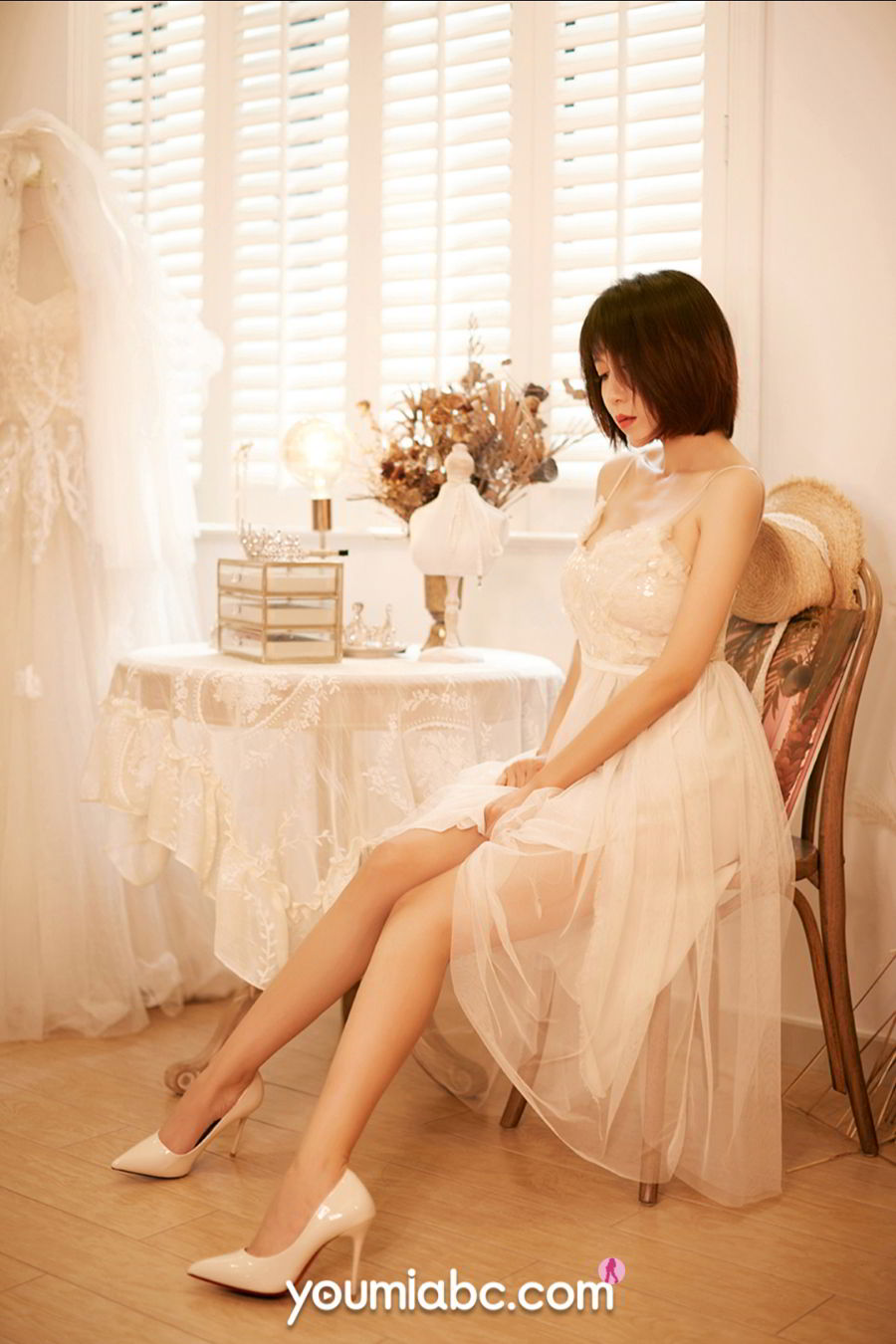 美女模特安妮斯朵拉纯白长裙+傲人双峰情趣写真