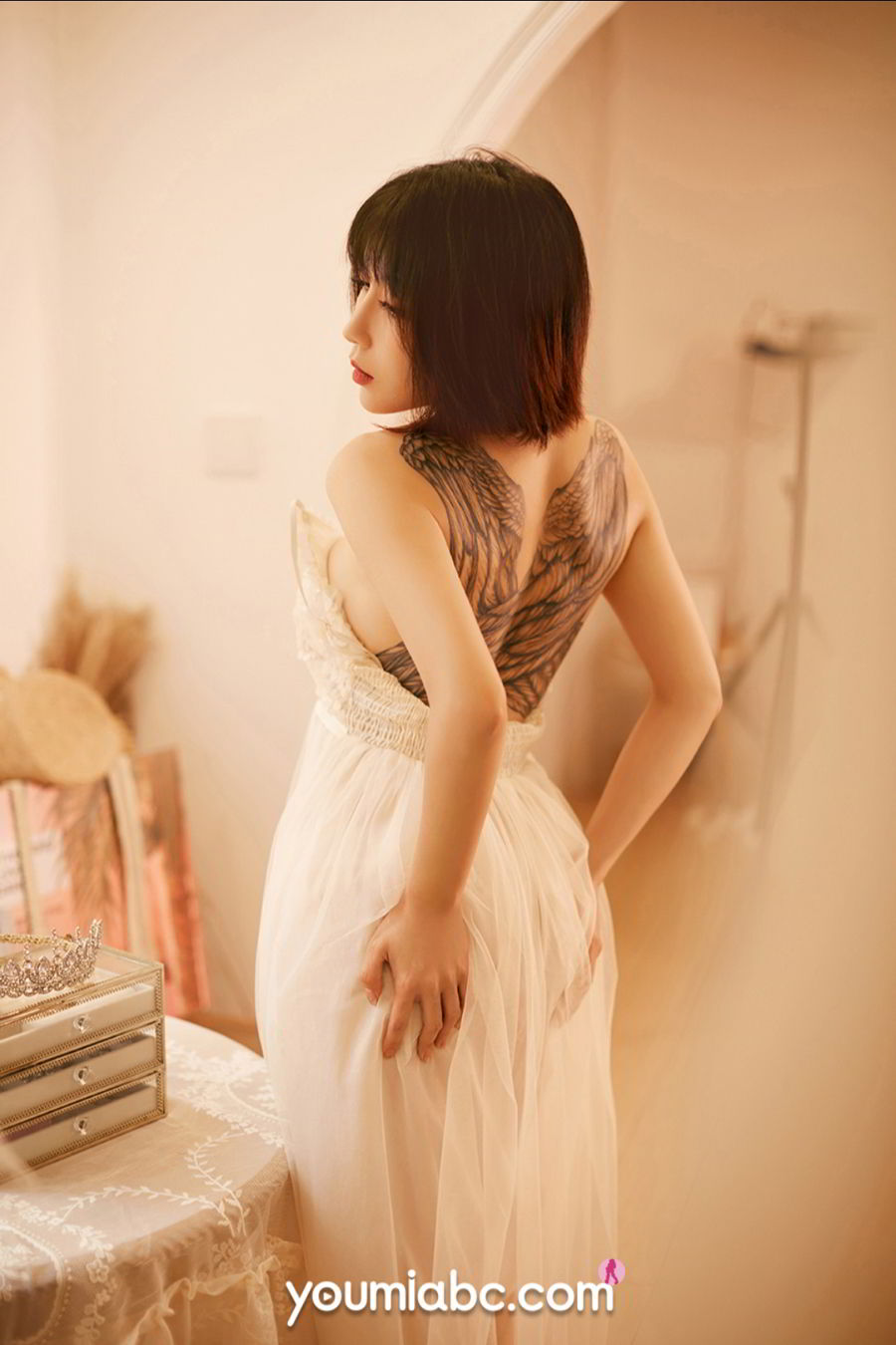 美女模特安妮斯朵拉纯白长裙+傲人双峰情趣写真