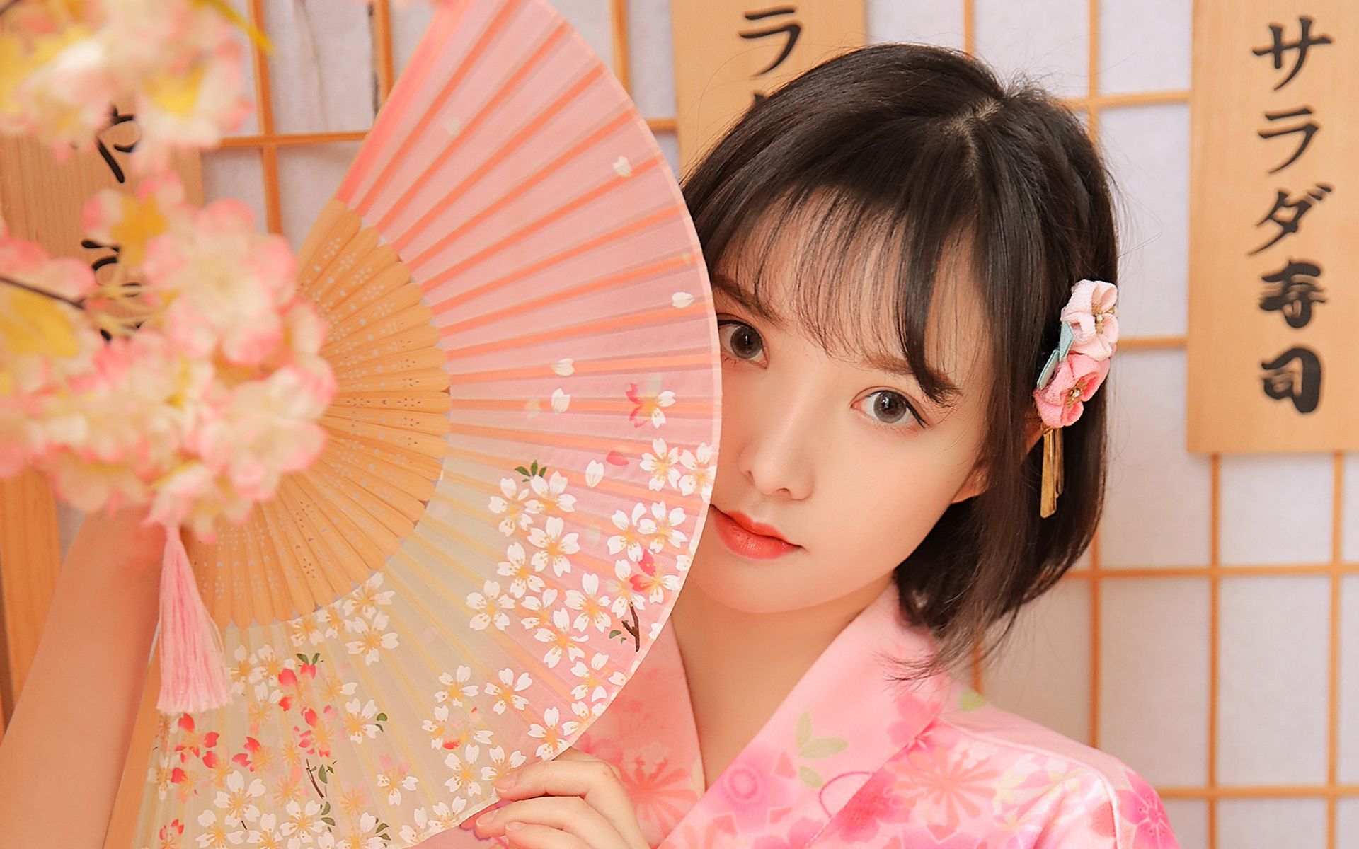 短发美女身着粉色樱花和服日系风格系列高清壁纸
