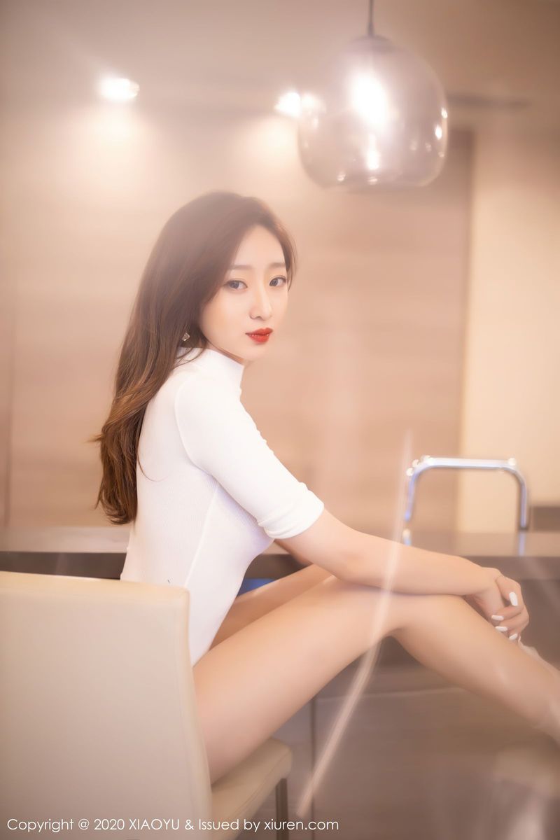 性感女神安琪Yee白色连体衣+薄透丝袜曼妙激凸写真