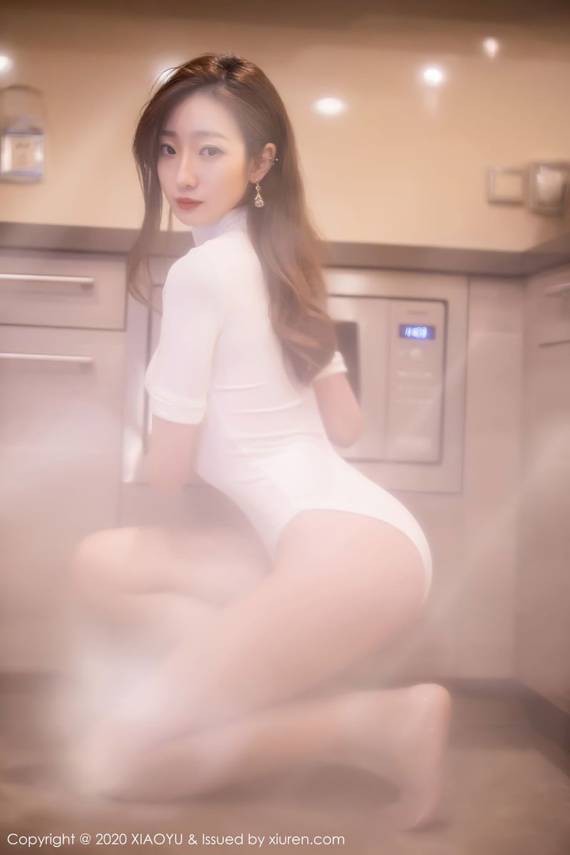 性感女神安琪Yee白色连体衣+薄透丝袜曼妙激凸写真