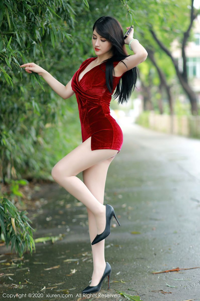 美女模特陈诗诗kiki猩红吊裙与朦胧丝袜系列户外写真