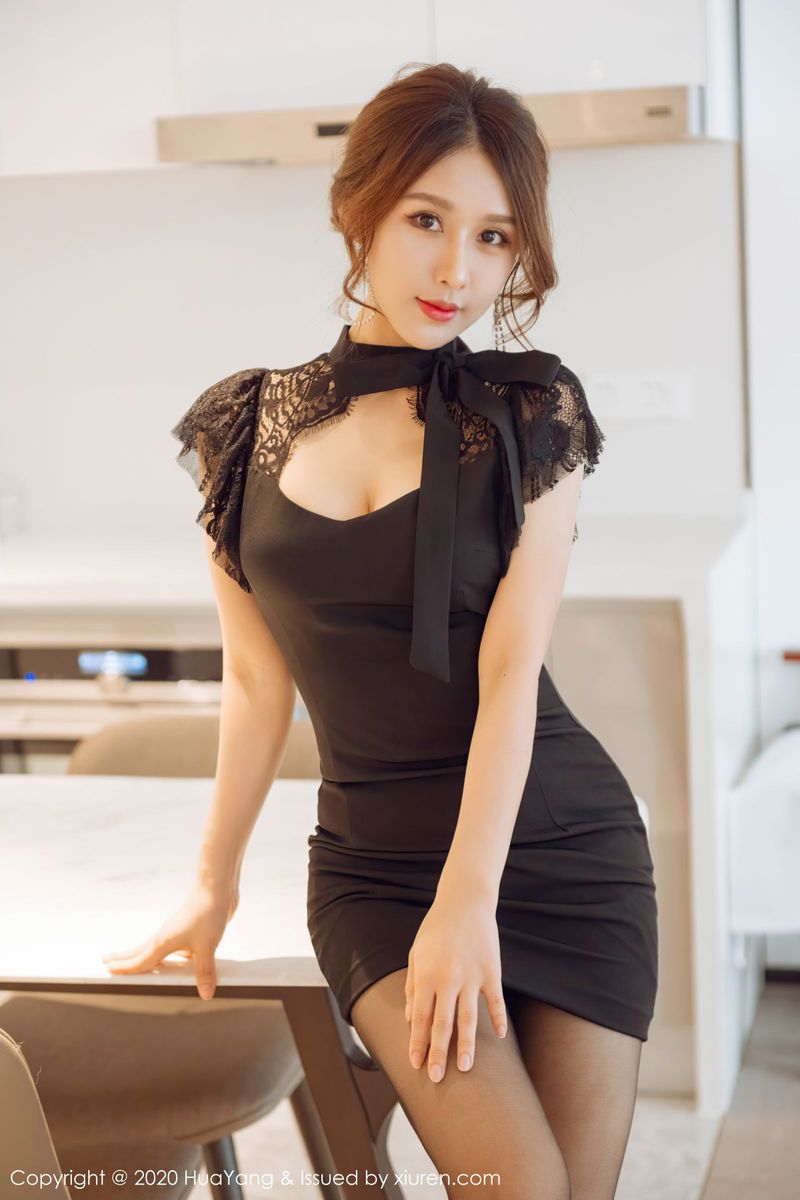 美女模特徐安安深V性感短裙与黑丝美腿魅惑写真