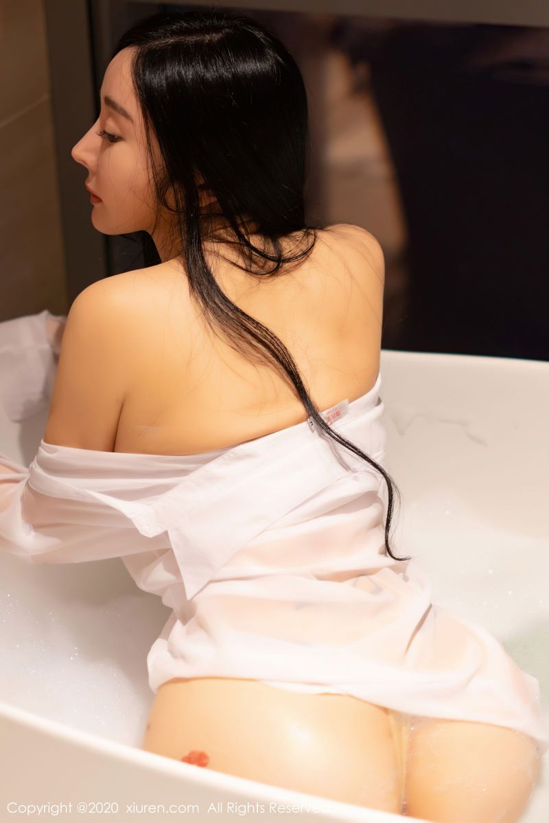 性感女神允爾白衬衫浴室湿身诱惑波涛胸涌系列写真
