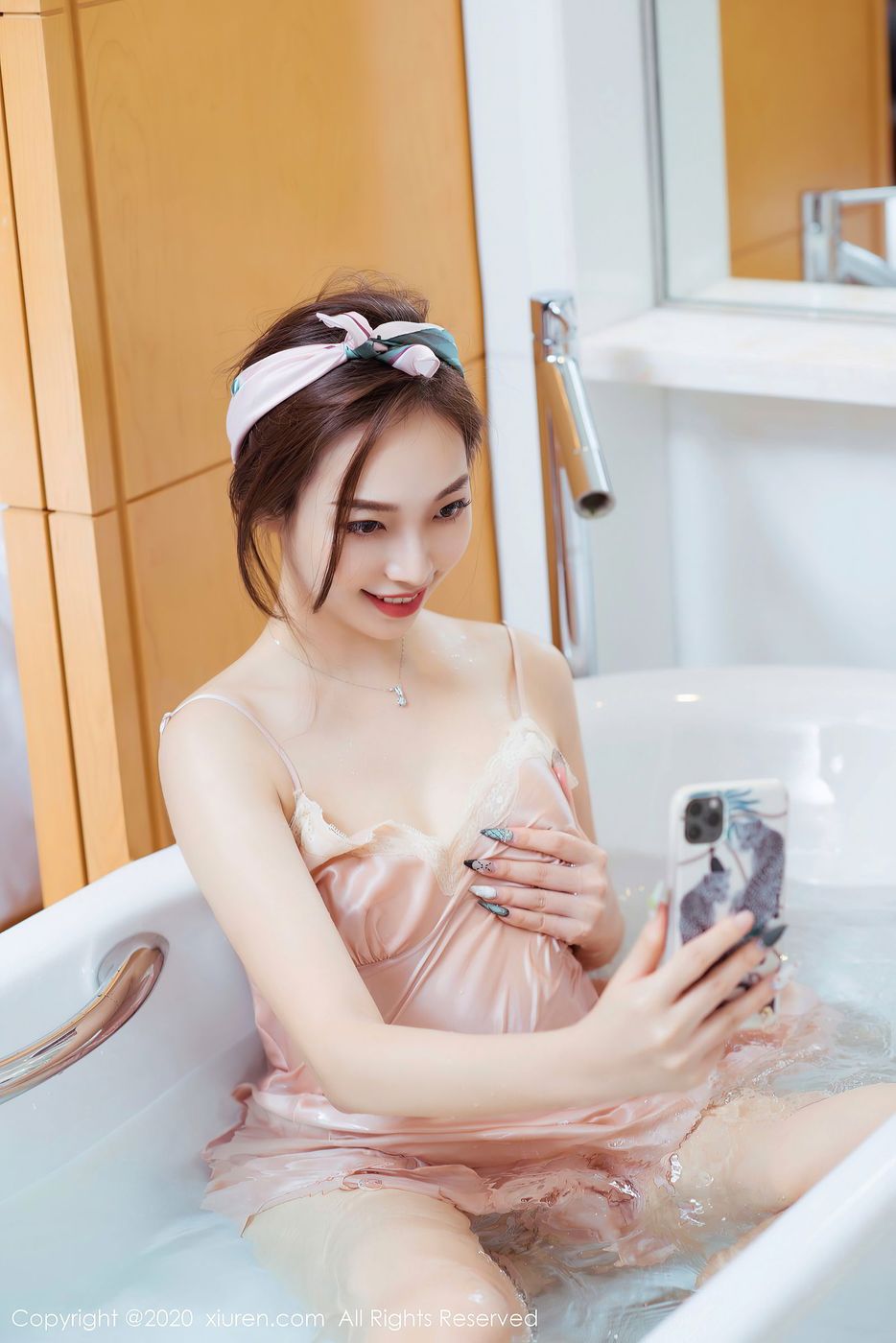 美女模特郑颖姗浴室丝质吊裙湿身诱惑大尺度写真