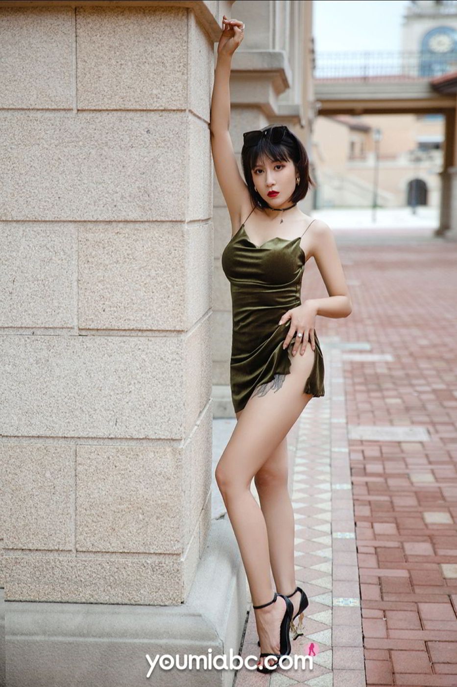 美女模特安妮斯朵拉墨绿色吊裙S型身材极致写真