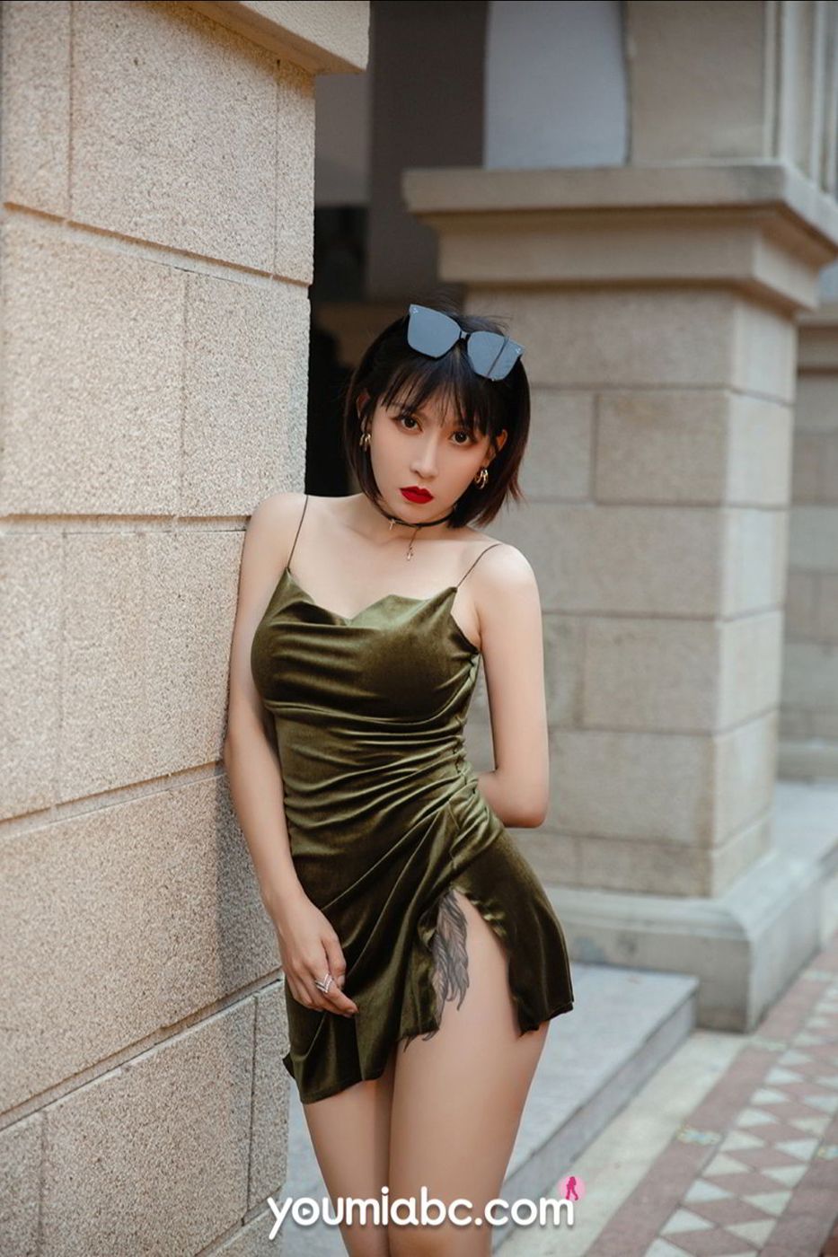 美女模特安妮斯朵拉墨绿色吊裙S型身材极致写真
