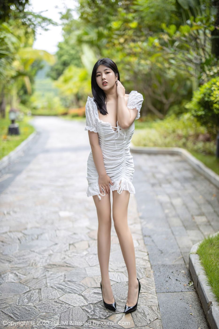 性感女神娜露Selena丰腴身材白色礼裙西双版纳旅拍