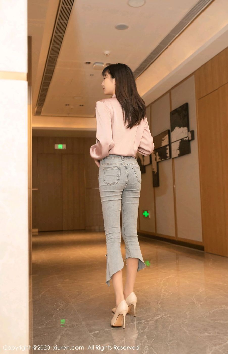 美女模特陆萱萱率性牛仔裤偶遇主题大尺度性感写真
