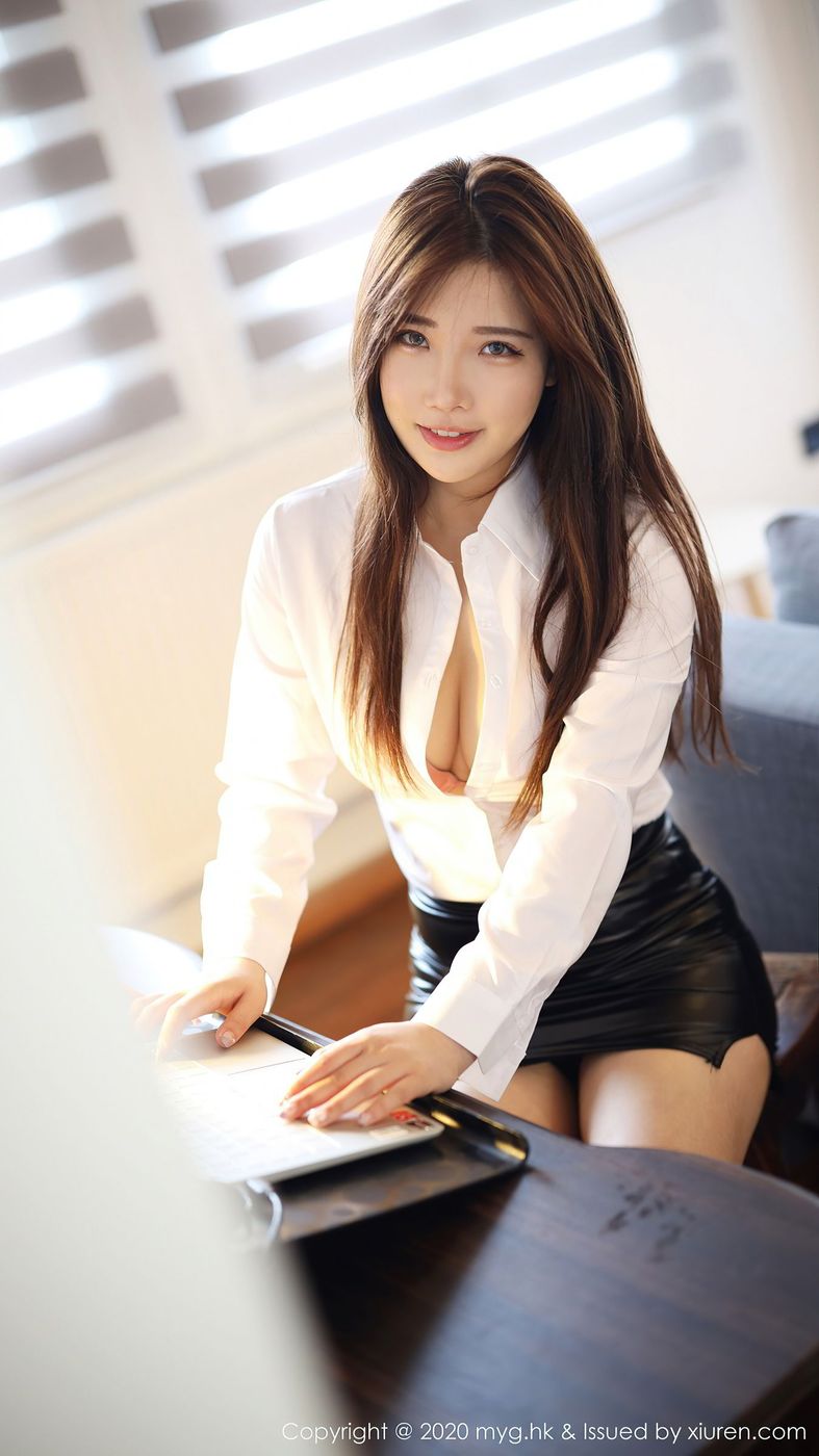 新人模特陈小诺Niki率性白衬衫与魅惑皮裙系列写真