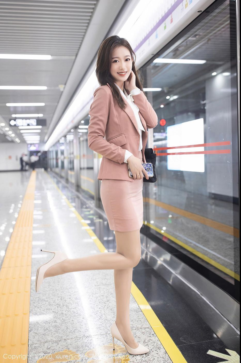 美女模特唐安琪地铁偶遇清纯学妹系列性感户外写真