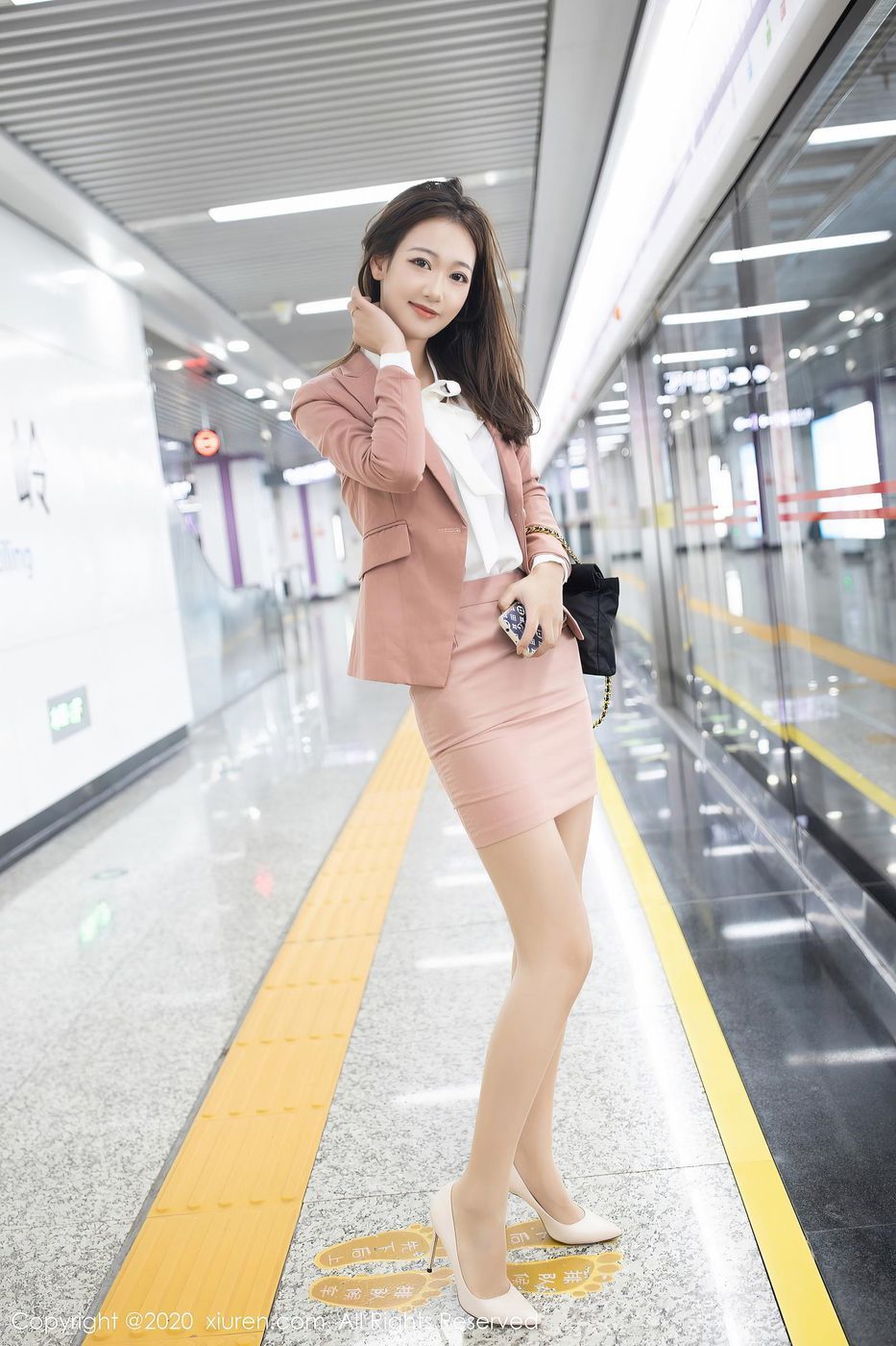 美女模特唐安琪地铁偶遇清纯学妹系列性感户外写真