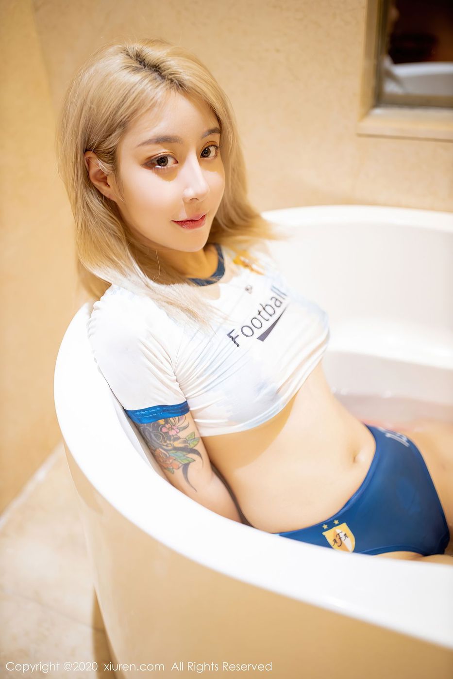 美女模特糯米NM娇小玲珑足球宝贝系列性感浴室写真