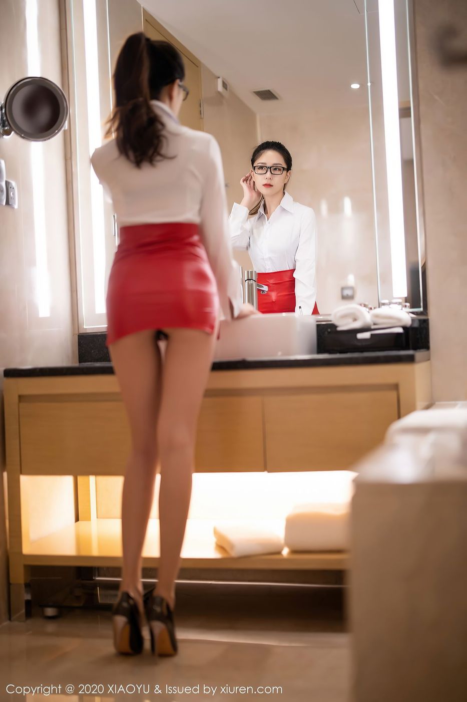 美女模特杨紫嫣Cynthia白衬衫红皮超短裙眼镜OL套图