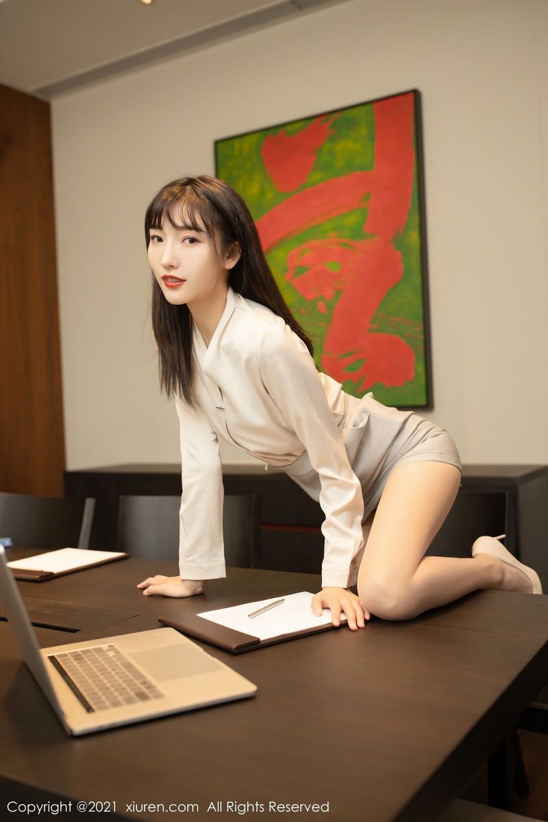 美女模特陆萱萱职场会议室视频培训主题性感写真