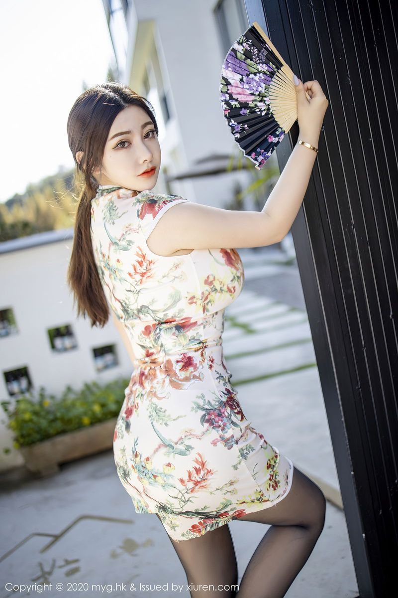美女模特软软酱Roro古典旗袍与黑丝美腿系列性感写真