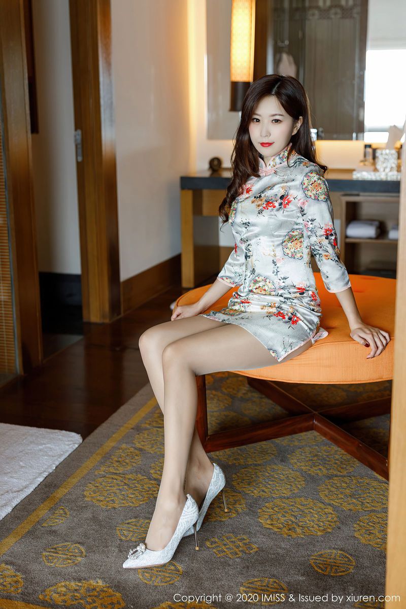 美女模特杨紫嫣Cynthia古典旗袍与丝袜美腿系列写真
