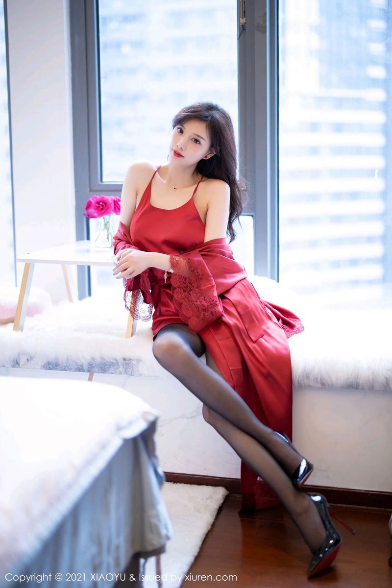 性感女神杨晨晨sugar鲜艳红色蕾丝大衣与黑丝美腿写真