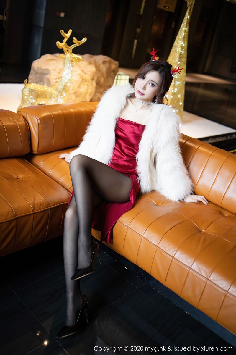 性感女神绮里嘉ula黑丝美腿鲜红长裙圣诞主题写真