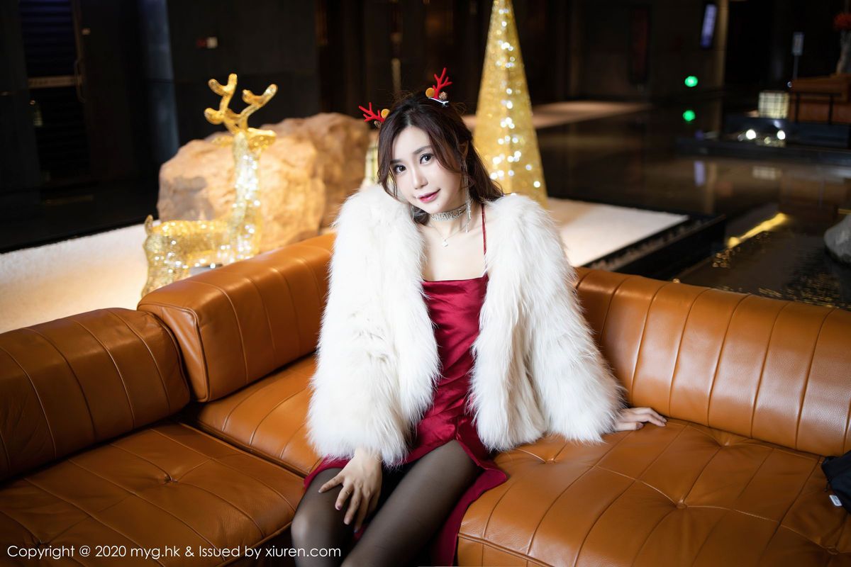 性感女神绮里嘉ula黑丝美腿鲜红长裙圣诞主题写真