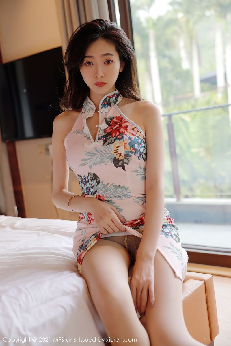 美女模特安琪Yee华丽旗袍与性感丝袜系列三亚旅拍