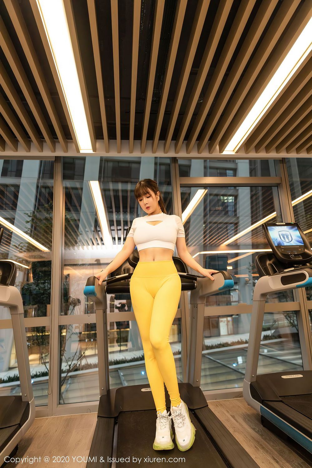 性感女神王雨纯运动内衣+黄色紧身裤健身房主题写真