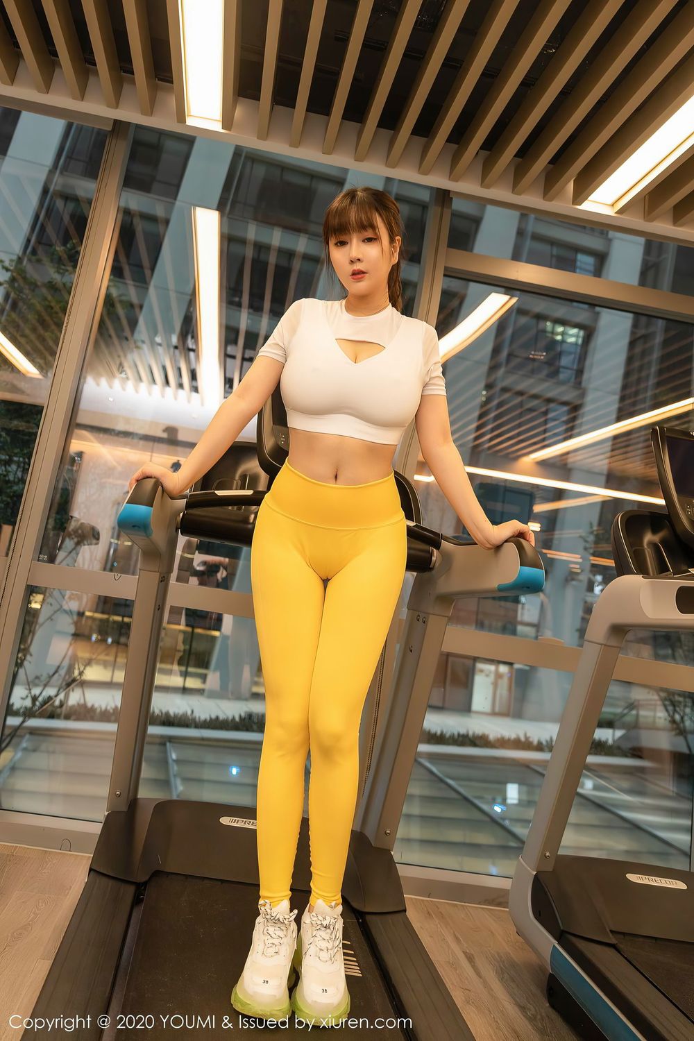 性感女神王雨纯运动内衣+黄色紧身裤健身房主题写真