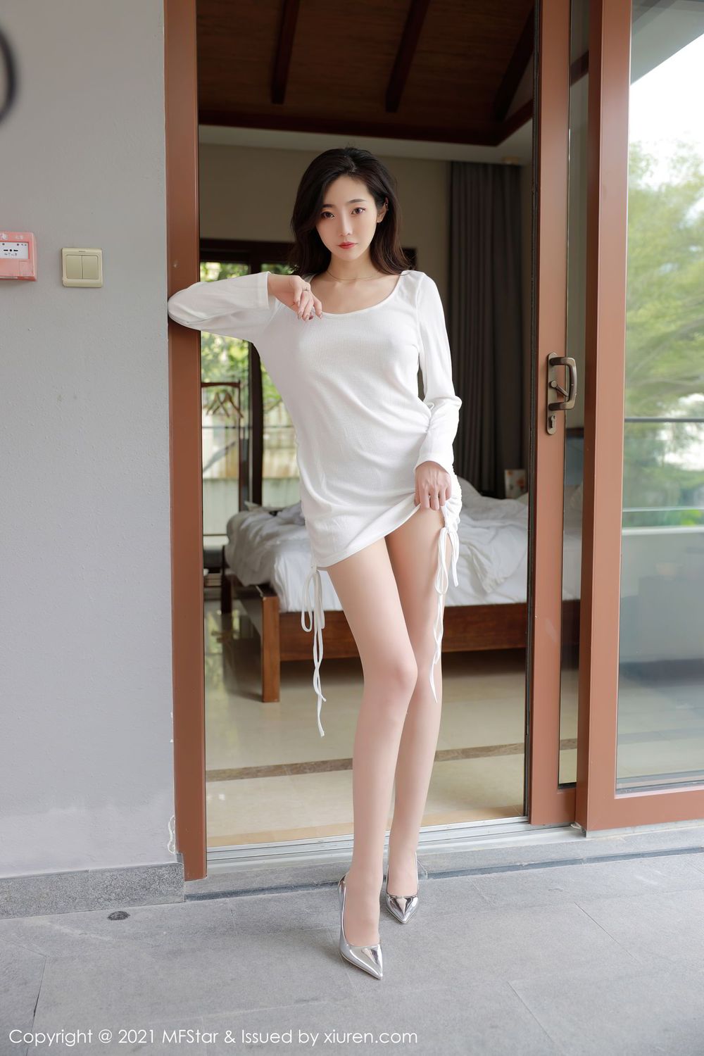 美女模特安琪Yee白色上衣与丝袜美腿系列三亚旅拍