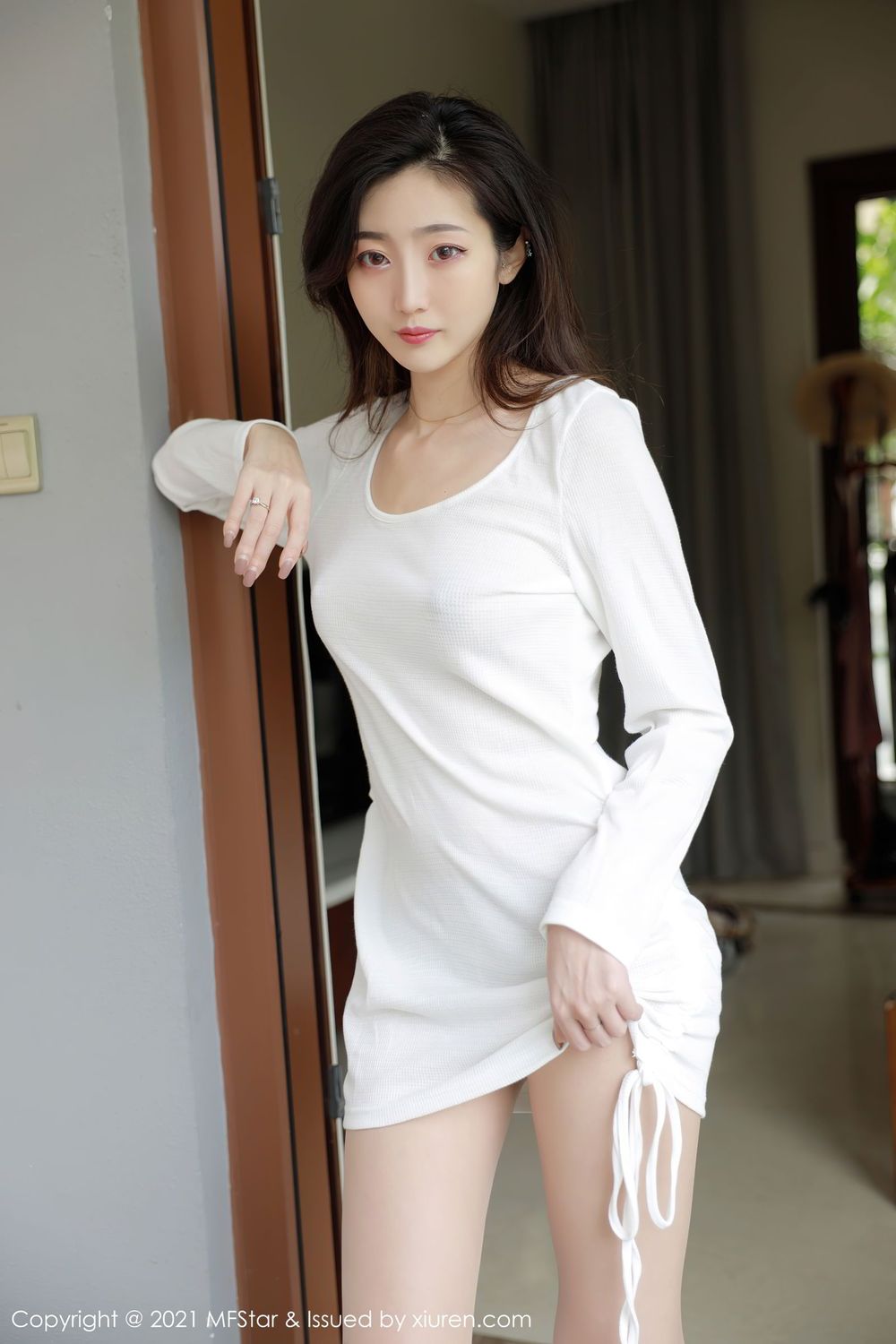 美女模特安琪Yee白色上衣与丝袜美腿系列三亚旅拍