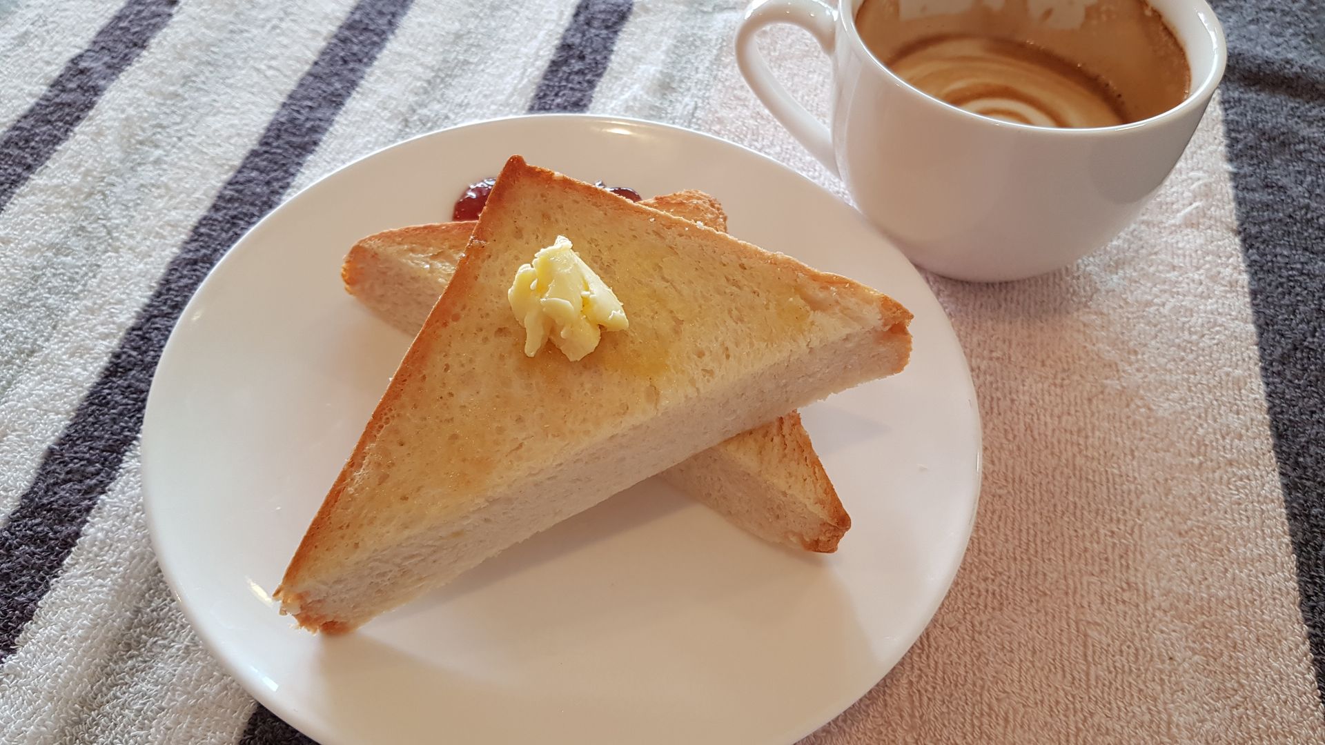 标准早餐面包+牛奶高清桌面壁纸